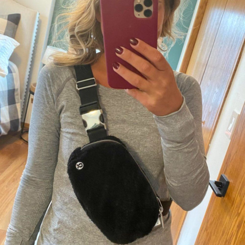 Lululemon Everywhere Fleece Belt Bag with Gold Hardware Extended Strap Black NWT